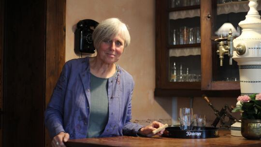 An der kleinen Theke in der Museumskneipe klönt es sich mit Museumsbetreiberin Dorothee Ott am besten.