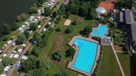 Das Cochemer Schwimmbad hat eine attraktive Außenanlage, doch im Inneren gibt es einen hohen Sanierungsbedarf. Das Hallenbad ist Das Cochemer Schwimmbad hat eine attraktive Außenanlage, doch im Inneren gibt es einen hohen Sanierungsbedarf. Das Hallenbad ist