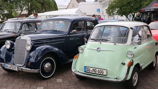 Ein ganz Großer und ein ganz Kleiner einträchtig nebeneinander bei den "Summer Classics" in Ransbach-Baumbach