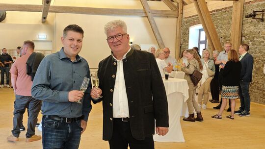 Schlossherr Christian Runkel (rechts) baut und saniert, Benedikt Feltens haucht den historischen Schlossgebäuden mit Veranstaltu