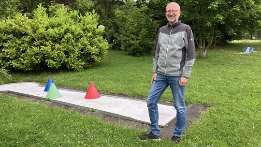 Geschäftsführer Olaf Becker steht vor der alten Minigolf-Anlage auf dem Gelände von Neues Leben. Dort sollen ab September die Ar
