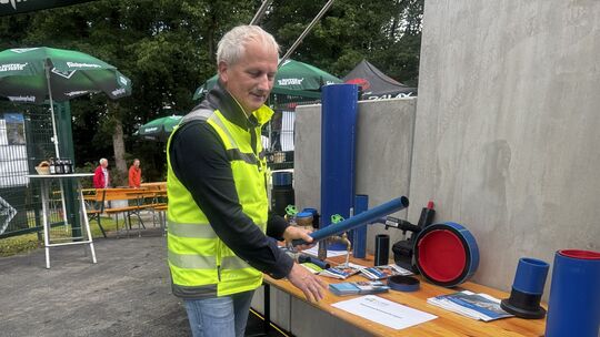 Der stellvertretende technische Werksleiter Torsten Löhr zeigt anhand von Modellen, wie die Wasserrohre früher und heute aussehe