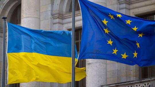 Flaggen der Ukraine und der Europäischen Union Flaggen der Ukraine und der Europäischen Union