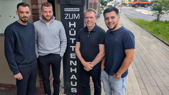 Freuen sich auf ein neues Kapitel im Restaurant des Herdorfer Hüttenhauses: Fadil "Felix" Shabanaj (3. von links) und seine Söhn