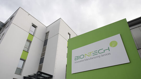Die Nachricht sorgte für einen Schock: Anfang Mai kündigte das Unternehmen Biontech an, Standorte schließen zu wollen, darunter