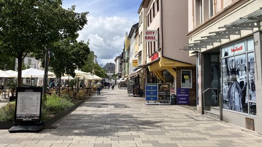 Der Blick von der Mannheimer Straße aus Richtung Kornmarkt. Zwischen Currywurst, Bami Goreng und italienischer Pizza schlendern