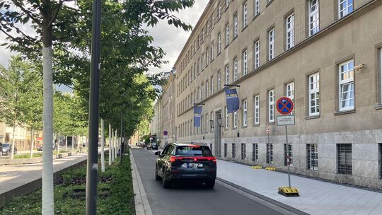 Grob gezählt rund 20 Parkplätze fallen vor dem Gebäude der Bundespolizei in der Koblenzer Südallee weg. Das Parkverbot sieht pro