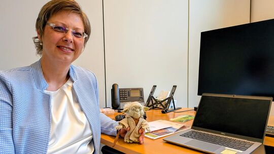 Ein Abschiedsgeschenk eines Pressesprechers: Claudia Eider hat auf ihrem Schreibtisch im Mainzer Abgeordnetenbüro einen Mini-Mei