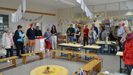 Vor Ort gingen Rektorin Friederike Rabe (6. von links) und VG-Bürgermeister Michael Cyfka (3. von rechts) auf die Situation der