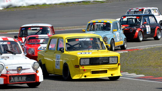 Der "Kampf der Zwerge" (Tourenwagen bis 1300 ccm) zeigte, dass man auch mit ganz kleinen Renwagen tollen Motorsport zeigen kann.