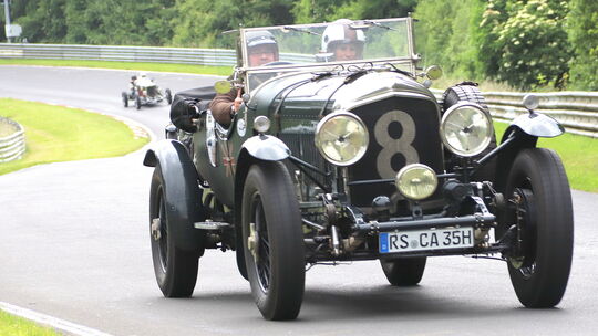 Auf der Nordschleife, hier zwischen Hatzenbach und Quiddelbacher Höhe, waren die "Pre-Wars", Fahrzeuge aus der Zeit vor dem Zwei Auf der Nordschleife, hier zwischen Hatzenbach und Quiddelbacher Höhe, waren die "Pre-Wars", Fahrzeuge aus der Zeit vor dem Zwei