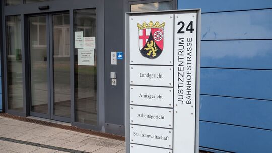 Das Landgericht Kaiserslautern steht in der Nähe des Bahnhofs. Das Landgericht Kaiserslautern steht in der Nähe des Bahnhofs.