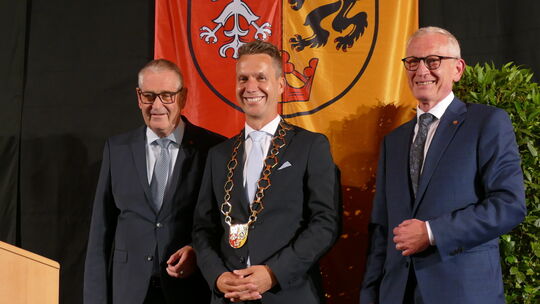 Mit glänzender Amtskette: Bürgermeister Pascal Rowald (Mitte). Flankiert vom Ersten Beigeordneten Peter Diewald (links) und Ex-B