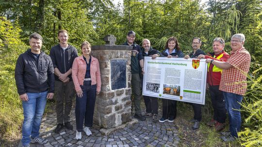 Vertreter des Forstamtes, der Stadt Hachenburg und des Stadtteils Altstadt freuen sich darüber, dass das Waldarbeiterdenkmal zu