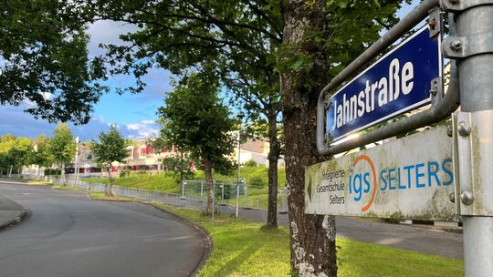 Blick auf die Bushaltestelle der IGS Selters: Die Organisation der Schülerbeförderung von und nach Selters ist eine Herausforder