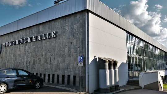 Der Stadtrat von Simmern hat sich einstimmig für den Neubau der Hunsrückhalle ausgesprochen. Stadtbürgermeister Nikolay und Hoch