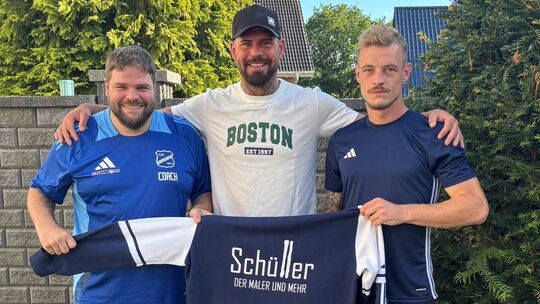 Enrico Willrich (Mitte) ist zum TuS Niederbrombach gewechselt und soll dort die Trainer Mathias Düwel (links) und Maximilian Kuh