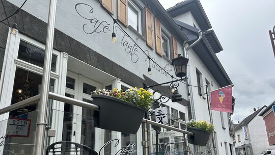 An der Hauptstraße in Kettig liegt das Café Tante Miesche. An der Hauptstraße in Kettig liegt das Café Tante Miesche.
