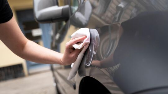 Autowaschen in der Öffentlichkeit ist in Rheinland-Pfalz an Sonn- und Feiertagen verboten.