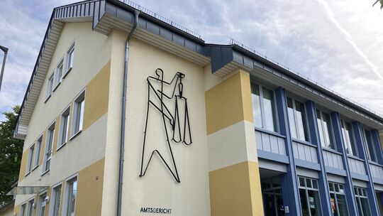 Das Amtsgericht in Altenkirchen musste sich mit einem Vorfall beschäftigen, bei dem ein Schäferhund einen Zusteller gebissen hat