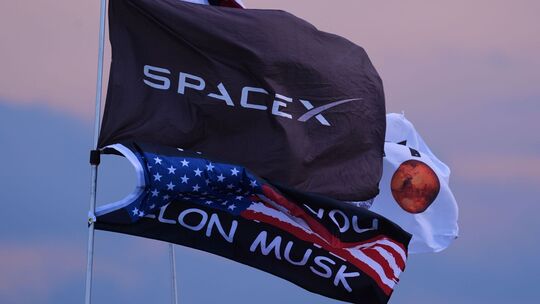 SpaceX- und Elon-Musk-Flaggen SpaceX- und Elon-Musk-Flaggen