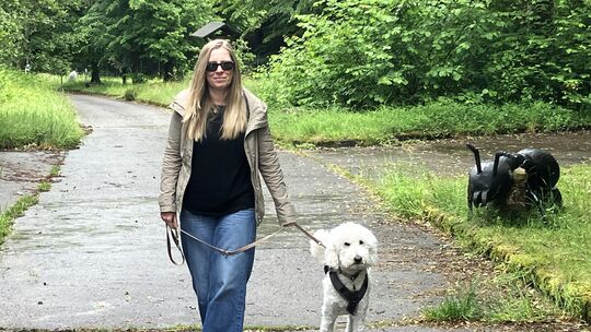 Sozialwissenschaftlerin, Autorin und Künstlerin Sandra N. Niggemann mit Ihrem als Blindenhund ausgebildeten Hund Pino.