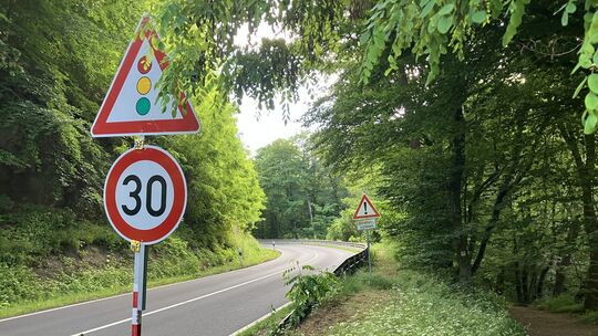 Hinweistafeln weisen Autofahrer auf die Ampelanlage an der halbseitigen Sperrung der L113 hin.