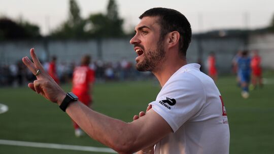 Trainer Niklas Hunold hat mit dem FC Rot-Weiss Koblenz II den Kreispokal gewonnen und ist mit der Mannschaft in die Bezirksliga