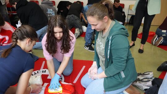 Die älteren Schüler – wie hier eine zehnte Klasse – lernten in der Projektwoche auch mit einem Defibrillator umzugehen.
