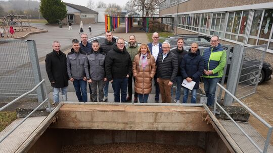 Im Vorjahr haben sich Verantwortliche ein Bild von der neuen Heizungsanlage für die Römerwall-Schule gemacht. Mit den Millionen