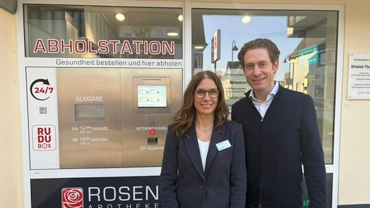 Im Zuge des Umbaus der Rosenapotheke in Emmelshausen entschieden die Besitzer Nadine und Jan-Niklas Francke, ihre Abholstation z