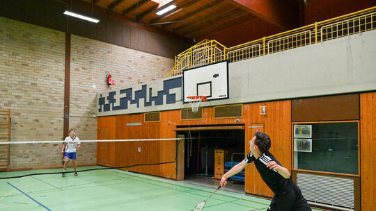 Rafael Klunkner und Finn Rockenbach aus der 11. Klassenstufe der IGS Kastellaun beim Sportunterricht in der Sporthalle der Schul
