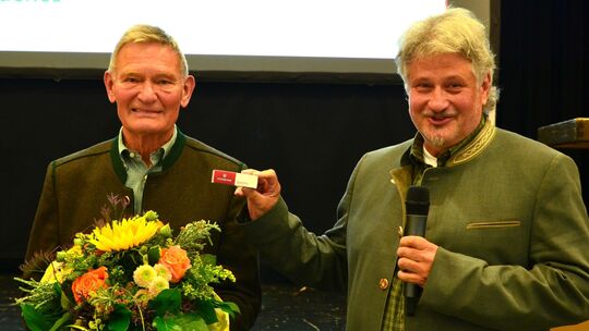 Der neue Vorsitzende der Westerwälder Kreisgruppe der Jäger, Christian Comes (rechts), übergab an seinen Vorgänger Klaus Skowron