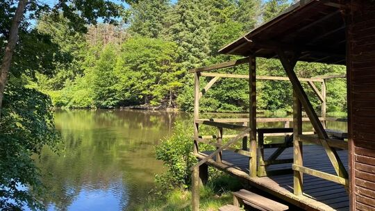 Die idyllisch am dritten der Landshuber Weiher gelegene Anglerhütte wurde in den 1950er- oder 60er-Jahren vom damaligen Pächter
