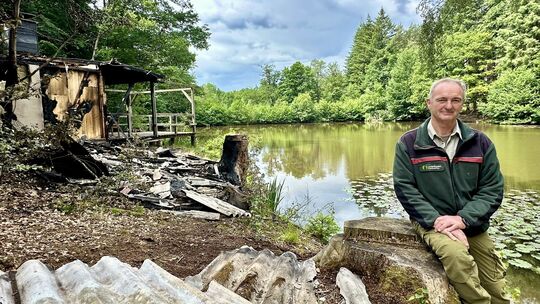 Der Schock war groß für Förster Detlev Nauen, als er vom Brand der Anglerhütte an den Landshuber Weihern erfuhr.