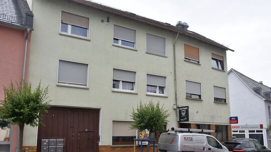 Dieses Wohn- und Geschäftsgebäude in der Poststraße 12 in Nastätten soll im Herbst im Rahmen des Ausbaus der gesamten Poststraße