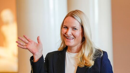 Mette-Marit mit Sauerstoffgerät bei offiziellem Termin