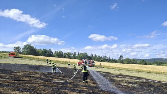 Feuerwehrleute im Einsatz: Sie löschten die durch eine Windhose ausgelösten Brand auf einem Feld in der Gemarkung Spall.