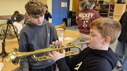 Viel Freude am Musizieren vermitteln die Bläserklassen im Musikraum des Martin-von-Cochem Gymnasiums.