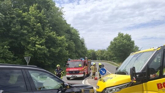 Frontalzusammenstoß auf der B428: Feuerwehr; Polizei und Rettungsdienste waren am Dienstag nach einer Kollision zwischen einem V
