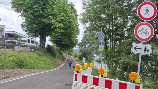 Offiziell noch gesperrt ist der neue Fuß- und Radweg vom Martinsschloss nach Braubach. Doch nicht alle halten sich an die Absper