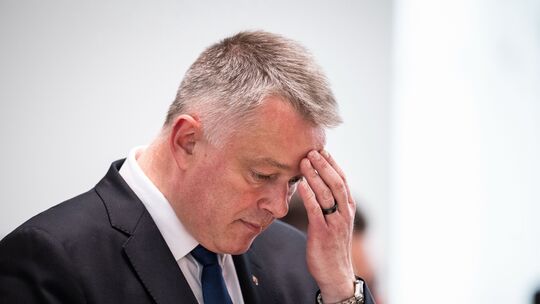 Seit vier Wochen ist Ministerpräsident Gordon Schnieder (CDU) im Amt. Der Start verlief holprig. Nun hat der Landeschef im Landt