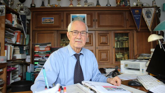 Es gibt wohl keinen passenderen Platz für ein Gespräch mit und über Vito Contento, als sein Büro in Arenberg. Hier hat er Unmeng Es gibt wohl keinen passenderen Platz für ein Gespräch mit und über Vito Contento, als sein Büro in Arenberg. Hier hat er Unmeng