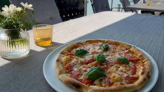Auf der Terrasse des la Vera Seck am Secker Weiher können die Gäste nicht nur lecker essen, sondern genießen auch einen herrlich