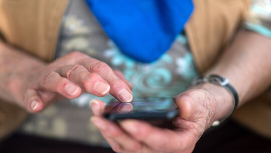 Eine Seniorin weit über 70 aus dem AK-Land hat laut ihrer Tochter und ihrem Schwiegersohn in den vergangenen Jahren mehr als 30.
