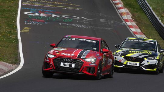 Im roten Audi S3 des Teams Düpré Motorsport (vorn), wollen die Nett Brüder aus Mayen im Rahmen der neuen ADAC Eifel Trophy wicht