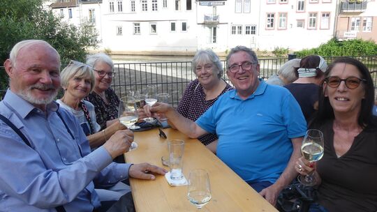 Vor traumhafter Kulisse am Mühlenteich ließen sich diese Weinliebhaber die edlen Tropfen munden.