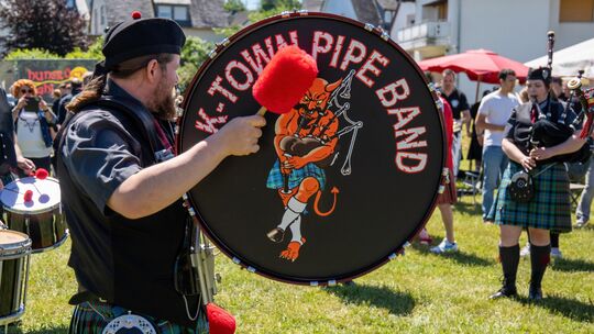 Die K-Town Pipe Band sorgte mit Dudelsackklängen und Trommelrhythmen für authentische Highland-Atmosphäre.