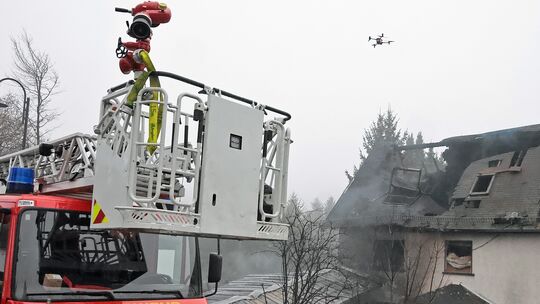 Vollbrand des Gebäudes in Nürburg: Sechs Autos sind verbrannt, ebenso ein Lager nebenan.