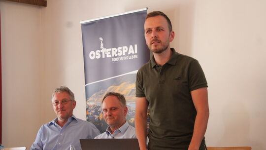 Ortsbürgermeister Sebastian Reifferscheid (rechts) moderierte die rund zweistündige Veranstaltung.